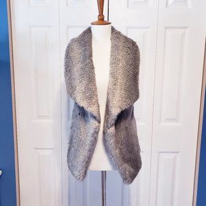 ❤️ 2/$25 … faux fur vest